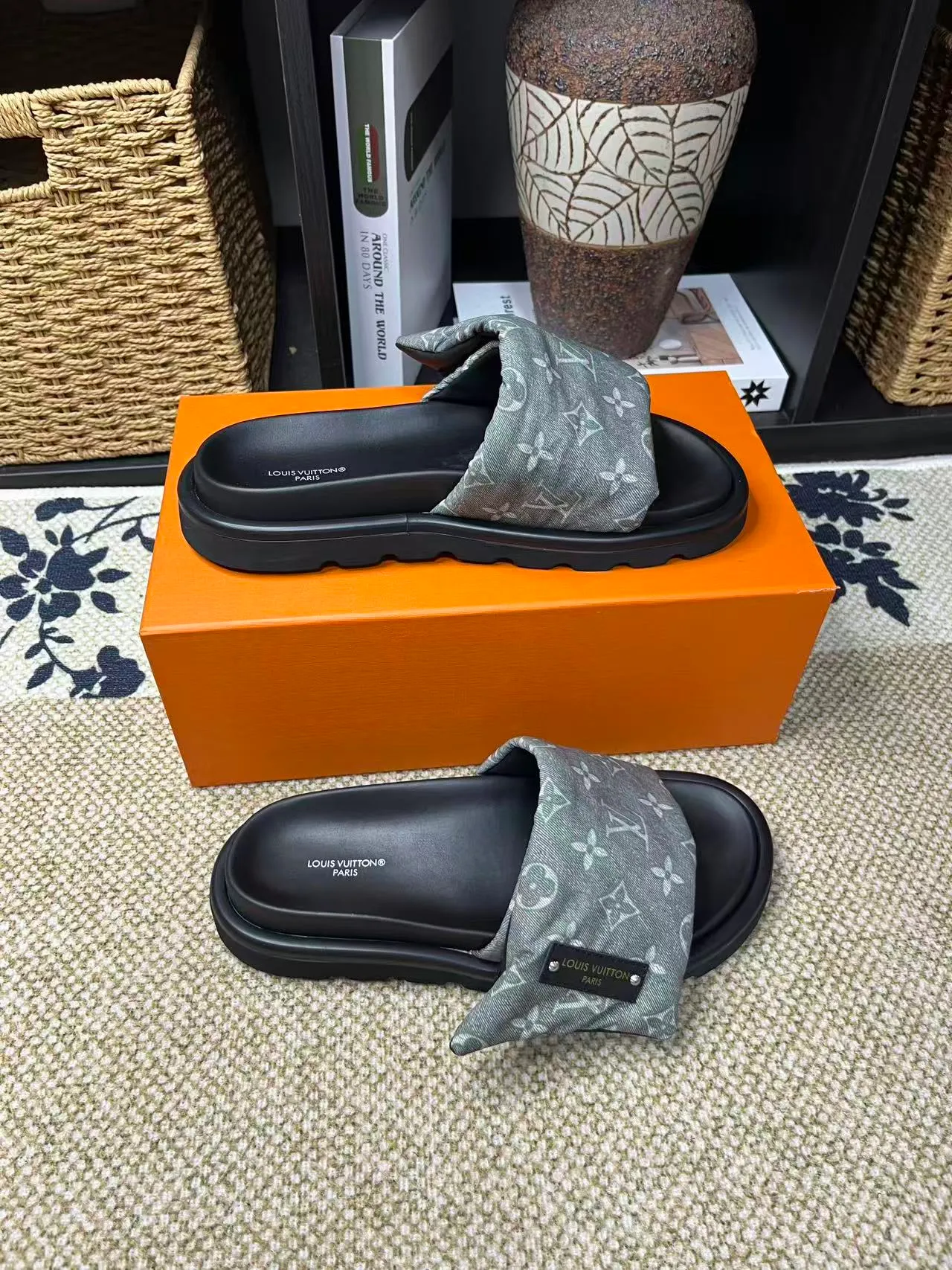 P340 [New Style] [LOUIS VUITTON] Louis Vuitton, LV printing, men's and women's slippers are now on the market, packed in drawer boxes with cloth bags and cards, the upper pattern looks very soft and waxy, and is a super versatile leg slimming tool. Fabric: imported denim/canvas/old fabric, LV hardware LOGO, official website pattern printing, comfortable to wear, feet: high-elastic PU water table. Sole: foam sole, heel height: about 5cm. Code number: 35-46, 35, 45, 46 are custom-made and non-returnable. Color: multiple colors and styles available.